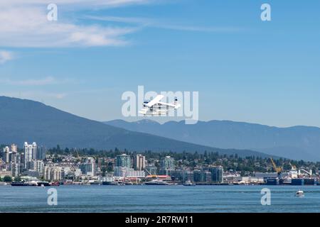 Vancouver, BC, Kanada-Juli 2022; Nahaufnahme eines Wasserflugzeugs oder Wasserflugzeugs direkt über dem Wasser des Hafens von Vancouver mit Wohngebiet und Nord S Stockfoto