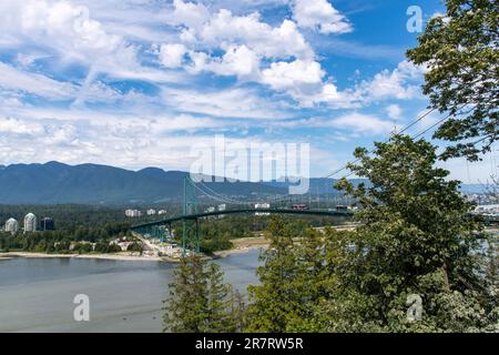 Vancouver, BC, Kanada - Juli 2022; Blick von oben auf die Lions Gate Bridge oder die First Narrows Bridge über die ersten engen Stellen von Burrard Inlet Stockfoto