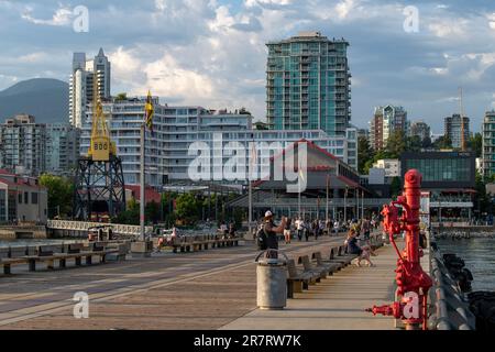 Vancouver, BC, Kanada - Juli 2022; Blick vom Dock der ehemaligen Burrard Dry Dock Company, heute die Werften, mit entspannenden Menschen in Stühlen mit Blick auf w Stockfoto