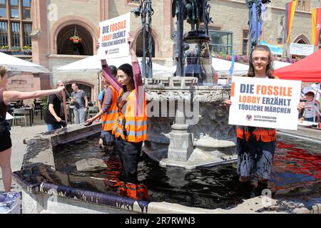 17. Juni 2023, Niedersachsen, Göttingen: Klimaschutzaktivisten der Gruppe "Last Generation" stehen im Brunnen Gänseliesel, um die Klimaschutztage zu beginnen. Die Aktivisten schütteten schwarze Farbe über das Göttinger Wahrzeichen. Foto: Stefan Rampfel/dpa Stockfoto