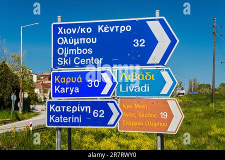 Wegweiser, in griechischem Alphabet und romanisiert (transliteriert), Olymp Gegend, nahe Elassona, Thessalien Region, Griechenland Stockfoto