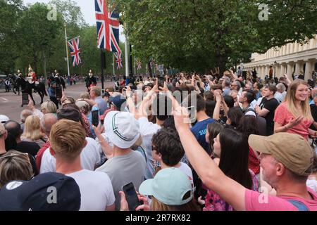 The Mall, London, Großbritannien. 17. Juni 2023 In der Mall gibt es große Menschenmassen, die sich die Farben anschauen. Kredit: Matthew Chattle/Alamy Live News Stockfoto