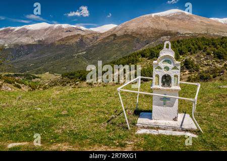 Schrein am Straßenrand, Gipfel des Olymp, Blick vom Süden, nahe dem Dorf Sykaminia (Sikaminia), Thessalien, Griechenland Stockfoto