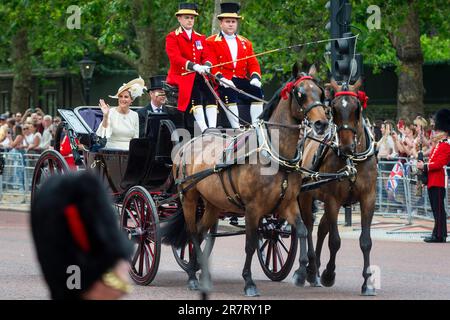London, Großbritannien. 17. Juni 2023 Sophie, Gräfin von Wessex, Ehefrau von Prinz Edward, und Sir Tim Laurence, Ehemann von Prinzessin Anne, fahren in einer offenen Kutsche die Mall hinunter zur Horse Guards Parade zum Trooping the Colour, wo König Charles den Salut nimmt. Mehr als 1.400 Paradesoldaten, 200 Pferde und 400 Musiker nehmen an der Zeremonie „Trooping the Colour“ (King's Birthday Parade) zum offiziellen Geburtstag des Sovereign Teil. Dieses Jahr wird die erste Geburtstagsparade der Herrschaft von König Karl III. Sein. Kredit: Stephen Chung / Alamy Live News Stockfoto