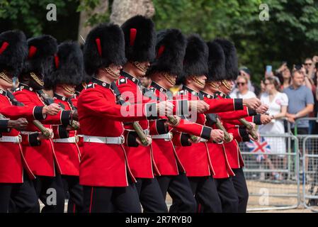 The Mall, Westminster, London, Großbritannien. 17. Juni 2023. Die Royal Family und die Massen und Truppen sind die Mall zur Horse Guards Parade für die Trooping of the Colour Zeremonie hinuntergereist. Es ist das erste unter der Herrschaft von König Karl III Coldstream-Wachen marschieren Stockfoto