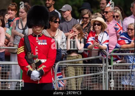 The Mall, Westminster, London, Großbritannien. 17. Juni 2023. Die Royal Family und die Massen und Truppen sind die Mall zur Horse Guards Parade für die Trooping of the Colour Zeremonie hinuntergereist. Es ist das erste unter der Herrschaft von König Karl III Grenadier Guards Offizier Straßenliner mit patriotischer Öffentlichkeit Stockfoto