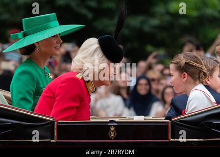 The Mall, Westminster, London, Großbritannien. 17. Juni 2023. Die Royal Family und die Massen und Truppen sind die Mall zur Horse Guards Parade für die Trooping of the Colour Zeremonie hinuntergereist. Es ist das erste unter der Herrschaft von König Karl III Königin Camilla plaudert mit Prinzessin Charlotte in einer Kutsche mit Catherine und Kindern Stockfoto