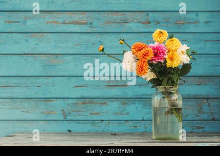 Fallen Blumen in Glasgefäße, die draußen auf dem Tisch stehen Stockfoto