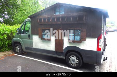 Ein britisches Wohnmobil, das wie eine Blockhütte aussieht. Stockfoto