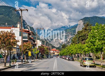 Gipfel des Olymp über der Stadt Litochoro, Mount Olympus Nationalpark, Zentralmakedonien, Griechenland Stockfoto