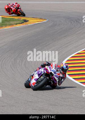 Hohenstein Ernstthal, Deutschland. 17. Juni 2023. Motorsport/Motorrad, deutscher Grand Prix, Sprint-Rennen im Sachsenring. Jorge Martin aus Spanien vom Prima Pramac Racing Team, Sieger des Sprint-Rennens, überquert die Rennstrecke vor Francesco Bagnaia aus Italien des Ducati Lenovo Teams. Kredit: Jan Woitas/dpa/Alamy Live News Stockfoto