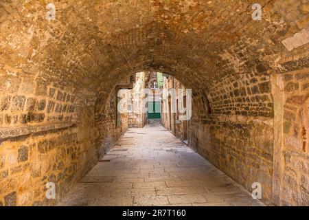 Eine gewölbte Gasse in einer ruhigen Seitenstraße in der historischen Küstenstadt Split in Kroatien Stockfoto