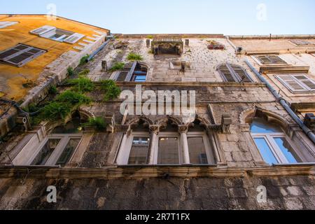 Dreifache Lanzettenfenster in einem mittelalterlichen Wohngebäude im historischen Zentrum von Split in Kroatien Stockfoto