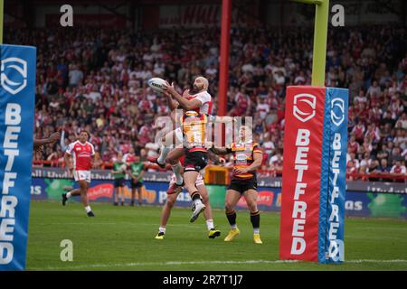 Hull, UK. 17. Juni 2023 Viertelfinale des Betfred Rugby League Challenge Cup: Hull KR gegen Salford Red Devils. Kane Linnett, Hull KR, gewinnt die Luftwaffe um den Ball. Kredit Paul Whitehurst/Alamy Live News Stockfoto