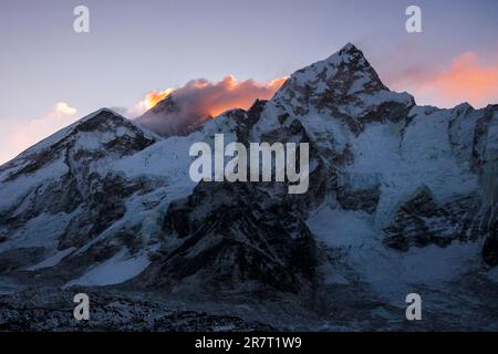Nuptse im Vordergrund und Mount Everest bei Sonnenaufgang während einer Wanderung zum Everest Base Camp, Himalaya, Nepal Stockfoto