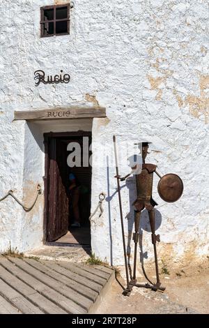 Skulptur vor einem Eingang, Consuegra Windmühle, Denkmal, Route of Don Quijote, Toledo Provinz, Castilla-La Mancha, Spanien Stockfoto