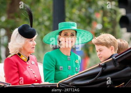 Trooping the Colour, The Kings’s Birthday Parade, London, Vereinigtes Königreich. 17. Juni 2023 Ihre Majestät Königin Camilla, Katharina, die Prinzen von Wales und Prinz George fahren in einer Pferdekutsche in der Prozession entlang der Mall bei König Charles III., das erste Trooping der Farbe, seit er Monarch wurde. Foto: Amanda Rose/Alamy Live News Stockfoto