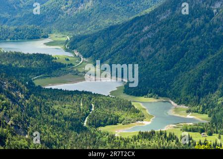 Blick über die drei Seen mit Loedensee, Mittersee und Weitsee im Naturschutzgebiet Chiemgau in der Nähe von Ruhpolding, Bayern Stockfoto