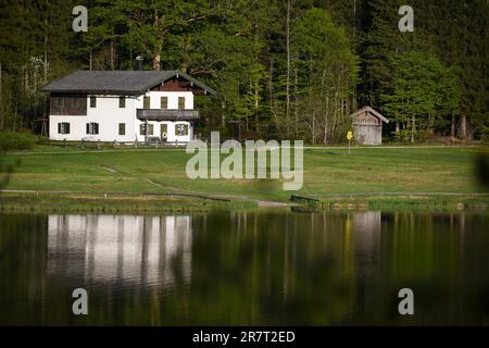Blick über den See auf die Seefischerkaser, eine Servicehütte des Forstbüros am Weitsee im Naturschutzgebiet Chiemgau Alps in der Nähe von Ruhpolding Stockfoto
