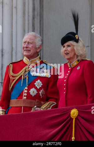 Trooping the Colour, The Kings’s Birthday Parade, London, Vereinigtes Königreich. 17. Juni 2023 Ihre Majestäten König Karl III. Und Königin Camilla erschienen auf dem Balkon des Buckingham Palace, um den Flug vorbei zu beobachten, um sein erstes Trooping the Colour zu beenden, seit er Monarch wurde. Foto: Amanda Rose/Alamy Live News Stockfoto