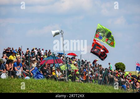 Hohenstein Ernstthal, Deutschland. 17. Juni 2023. Motorsport/Motorrad, deutscher Grand Prix, Sprintrennen im Sachsenring. Fans von Rossi und Bezzecchi haben Fahnen gehoben. Kredit: Jan Woitas/dpa/Alamy Live News Stockfoto