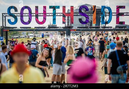 Neuhausen Ob Eck, Deutschland. 17. Juni 2023. Besucher des Southside Festivals strömen zu den Festivalgeländen. Das Rockfestival ist eines der größten deutschen Open-Air-Festivals. Kredit: Christoph Schmidt/dpa/Alamy Live News Stockfoto