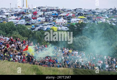 Hohenstein Ernstthal, Deutschland. 17. Juni 2023. Motorsport/Motorrad, deutscher Grand Prix, Sprintrennen im Sachsenring. Zahlreiche Zuschauer säumen die Strecke. Kredit: Jan Woitas/dpa/Alamy Live News Stockfoto