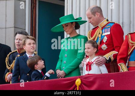Trooping the Colour, The Kings’s Birthday Parade, London, Vereinigtes Königreich. 17. Juni 2023 Ihre königlichen Hoheiten, der Prinz und die Prinzessin von Wales, die Prinzen George und Louis und Prinzessin Charlotte, die auf dem Balkon des Buckingham-Palastes erscheinen, um die Flucht zu beobachten, um König Karl III. Zum Abschluss zu bringen, als er das erste Mal die Farbe bekämpfte, seit er Monarch wurde. Foto: Amanda Rose/Alamy Live News Stockfoto