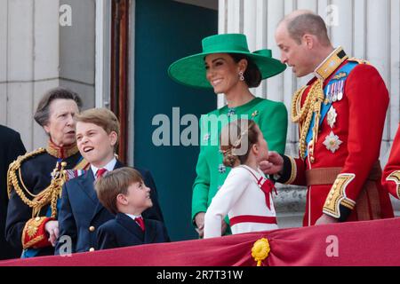 Trooping the Colour, The Kings’s Birthday Parade, London, Vereinigtes Königreich. 17. Juni 2023 Ihre königlichen Hoheiten, der Prinz und die Prinzessin von Wales, die Prinzen George und Louis und Prinzessin Charlotte, die auf dem Balkon des Buckingham-Palastes erscheinen, um die Flucht zu beobachten, um König Karl III. Zum Abschluss zu bringen, als er das erste Mal die Farbe bekämpfte, seit er Monarch wurde. Foto: Amanda Rose/Alamy Live News Stockfoto