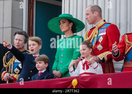 Trooping the Colour, The Kings’s Birthday Parade, London, Vereinigtes Königreich. 17. Juni 2023 Ihre königlichen Hoheiten, der Prinz und die Prinzessin von Wales, die Prinzen George und Louis und Prinzessin Charlotte, die auf dem Balkon des Buckingham-Palastes erscheinen, um die Flucht zu beobachten, um König Karl III. Zum Abschluss zu bringen, als er das erste Mal die Farbe bekämpfte, seit er Monarch wurde. Foto: Amanda Rose/Alamy Live News Stockfoto