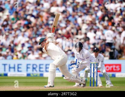 Australiens Cameron Green (links) schlägt am zweiten Tag des ersten Ashes-Testspiels in Edgbaston, Birmingham. Foto: Samstag, 17. Juni 2023. Stockfoto