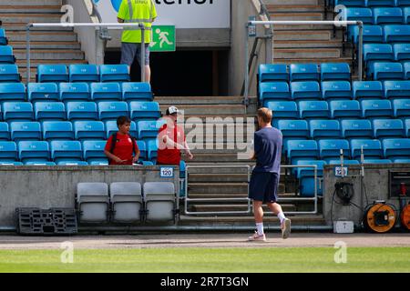 Oslo, Norwegen, 17. Juni 2023. Der norwegische Unterstützer wird von Martin Ødegaard vor dem UEFA European Qualifier zwischen Norwegen und Scotland Credit begeistert: Frode Arnesen/Alamy Live News Stockfoto