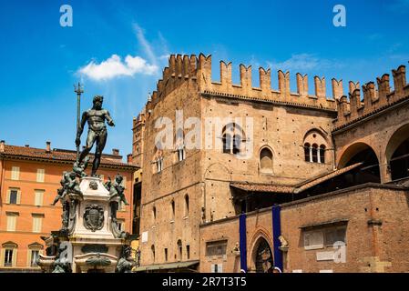 Fontana di Nettuno oder Neptunbrunnen auf dem Platz Piazza Maggiore in der Morgendämmerung entworfen von Tommaso Laureti (1565). In Bologna, Italien Stockfoto