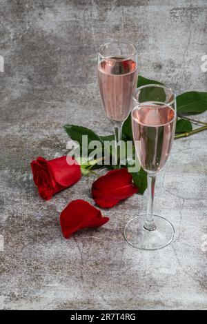 Zwei Gläser Champagner und eine Rose auf weißem Hintergrund und eine Kopie des valentinstag-Symbols Stockfoto