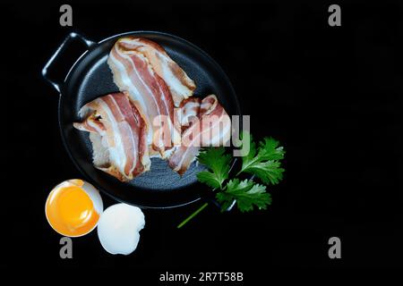Speckstreifen in Pasteten und verprügelten Eiern Stockfoto