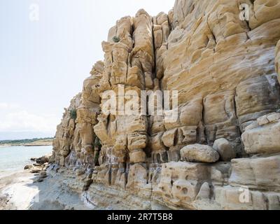 Durch Erosion geformte Felsformationen, Ciganka Beach Lagune, nahe Lopar, Rab Island, Kvarner Gulf Bay, Kroatien Stockfoto