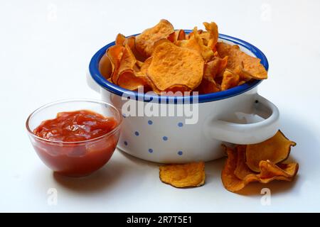 Süße Chips und Salsa-Sauce in kleinen Schüsseln Stockfoto