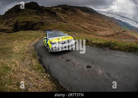 Polizeiwagen am Hardknott Pass, English Lake District, Großbritannien. Stockfoto