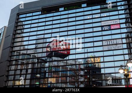 Shibuya, Japan. 17. Januar 2023. Ein Kaufhaus und ein mehrstöckiger gewerblicher Einzelhandelsbereich in Shibuya mit Restaurants und Geschäften. Vertikaler Einzelhandel ist in Japan und Ostasien weit verbreitet. (Kreditbild: © Taidgh Barron/ZUMA Press Wire) NUR REDAKTIONELLE VERWENDUNG! Nicht für den kommerziellen GEBRAUCH! Stockfoto