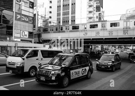 Shibuya, Japan. 17. Januar 2023. Die Kreuzung Shibuya mit der JR East Railway Yamanote Line Viadukt, die die weltweit geschäftigsten U-Bahnlinien einschließlich der Yamanote Freight Line und der Shonan-Shinjuku Line (Credit Image: © Taidgh Barron/ZUMA Press Wire) umfasst, WIRD NUR REDAKTIONELL VERWENDET! Nicht für den kommerziellen GEBRAUCH! Stockfoto