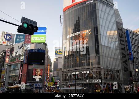 Shibuya, Japan. 17. Januar 2023. Die Shibuya durchqueren die Fußgängerzone mit umliegenden Gebäuden und Werbungen. Shibuya Crossing ist mit dem Times Square vergleichbar und die geschäftigste Kreuzung der Welt mit Touristen, Pendlern und Tokyoiten, die Bahnlinien besuchen oder umsteigen. Die U-Bahn-Linien JR East, Tokyu und Tokio verkehren an der Station Shibuya. (Kreditbild: © Taidgh Barron/ZUMA Press Wire) NUR REDAKTIONELLE VERWENDUNG! Nicht für den kommerziellen GEBRAUCH! Stockfoto