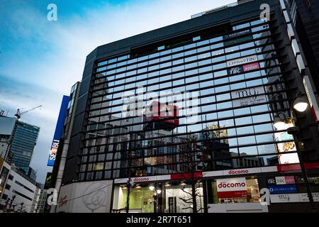 Shibuya, Japan. 17. Januar 2023. Ein Kaufhaus und ein mehrstöckiger gewerblicher Einzelhandelsbereich in Shibuya mit Restaurants und Geschäften. Vertikaler Einzelhandel ist in Japan und Ostasien weit verbreitet. (Kreditbild: © Taidgh Barron/ZUMA Press Wire) NUR REDAKTIONELLE VERWENDUNG! Nicht für den kommerziellen GEBRAUCH! Stockfoto