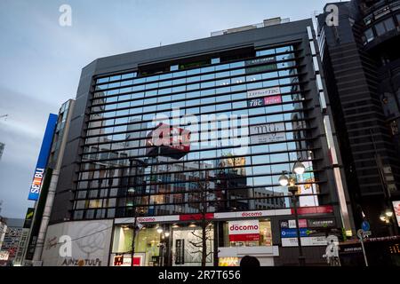 Shibuya, Japan. 17. Januar 2023. Ein Kaufhaus und ein mehrstöckiger gewerblicher Einzelhandelsbereich in Shibuya mit Restaurants und Geschäften. Vertikaler Einzelhandel ist in Japan und Ostasien weit verbreitet. (Kreditbild: © Taidgh Barron/ZUMA Press Wire) NUR REDAKTIONELLE VERWENDUNG! Nicht für den kommerziellen GEBRAUCH! Stockfoto