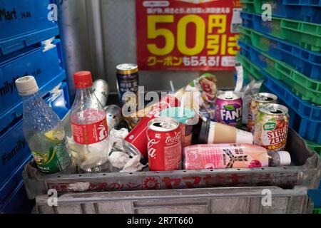 Shibuya, Japan. 17. Januar 2023. Müll und Gaarbage wurden unerlaubt auf Paletten vor einem Familienmarkt von Mark Kobini entsorgt. Japan ist bekannt für seinen Mangel an Mülltonnen, von denen die meisten nach den Tokio-Sarin-Gasangriffen aufgrund von Sicherheitsmaßnahmen entfernt wurden. Von den Bürgern wird erwartet, dass sie ihren Müll mit nach Hause nehmen, aber häufig wird Müll in Flecken im Nachtleben wie Shibuya gesichtet. (Kreditbild: © Taidgh Barron/ZUMA Press Wire) NUR REDAKTIONELLE VERWENDUNG! Nicht für den kommerziellen GEBRAUCH! Stockfoto