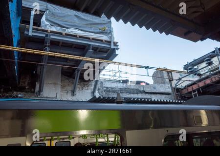 Shibuya, Japan. 17. Januar 2023. Über der Yamanote-Linie am Bahnhof JR East Shibuya werden umfangreiche Renovierungsarbeiten durchgeführt. Das Kraftwerk wird derzeit umfassend umgebaut, um Platz für größere kommerzielle Entwicklungen und Stadterneuerungsprojekte zu schaffen. Die Gleise der JR East Line wurden kürzlich verlegt, und die Gleise der Tokyu Toyoko Line wurden unterirdisch verlegt, um Platz für den Bau eines Shibuya Scramble Square zu machen. Die U-Bahn-Linien JR East, Tokyu und Tokio verkehren an der Station Shibuya. (Kreditbild: © Taidgh Barron/ZUMA Press Wire) NUR REDAKTIONELLE VERWENDUNG! Nicht für den kommerziellen GEBRAUCH! Stockfoto