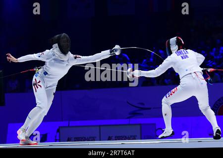 Wuxi. 17. Juni 2023. Kong man Wai (L) aus China tritt am 17. Juni 2023 mit Song SE-ra aus Südkorea beim epee-Individualfinale der asiatischen Fencing-Meisterschaft in Wuxi in der Provinz Jiangsu in Ostchina an. Kredit: Huan Yueliang/Xinhua/Alamy Live News Stockfoto