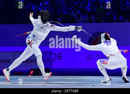 Wuxi. 17. Juni 2023. Kong man Wai (L) aus China tritt am 17. Juni 2023 mit Song SE-ra aus Südkorea beim epee-Individualfinale der asiatischen Fencing-Meisterschaft in Wuxi in der Provinz Jiangsu in Ostchina an. Kredit: Huan Yueliang/Xinhua/Alamy Live News Stockfoto