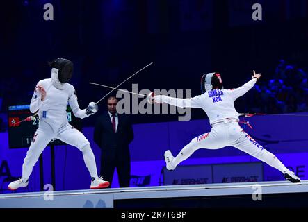 Wuxi. 17. Juni 2023. Kong man Wai (L) aus China tritt am 17. Juni 2023 mit Song SE-ra aus Südkorea beim epee-Individualfinale der asiatischen Fencing-Meisterschaft in Wuxi in der Provinz Jiangsu in Ostchina an. Kredit: Huan Yueliang/Xinhua/Alamy Live News Stockfoto