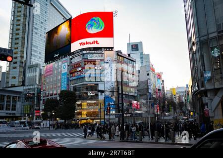 Shibuya, Japan. 17. Januar 2023. Die weltberühmte Shibuya-Fußgängerzone überquert die Kreuzung in Richtung Shibuya Mark City in Dogenzaka. (Kreditbild: © Taidgh Barron/ZUMA Press Wire) NUR REDAKTIONELLE VERWENDUNG! Nicht für den kommerziellen GEBRAUCH! Stockfoto