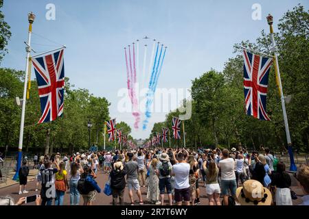 London, Großbritannien. 17. Juni 2023 Mitglieder der Öffentlichkeit in der Mall beobachten eine Flypast von den roten Pfeilen nach Trooping the Colour, wo König Charles salutierte. Mehr als 1.400 Paradesoldaten, 200 Pferde und 400 Musiker nehmen an der Zeremonie „Trooping the Colour“ (King's Birthday Parade) zum offiziellen Geburtstag des Sovereign Teil. Dieses Jahr wird die erste Geburtstagsparade der Herrschaft von König Karl III. Sein. Kredit: Stephen Chung / Alamy Live News Stockfoto